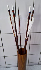 Sageata de lemn cu pene naturale, pentru arc de tir traditional. foto