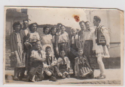 FOTOGRAFIE ANUL 1960-BRIGADA DE AGITATIE IN COSTUME NATIONALE foto