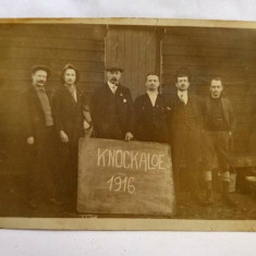 Fotografie carte postala veche barbati cu o plancarta KNOCKALOE 1916