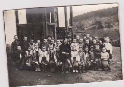 FOTOGRAFIE -INVATATOAREA SI COPII ANUL 1961 foto