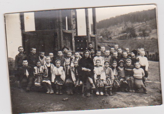 FOTOGRAFIE -INVATATOAREA SI COPII ANUL 1961