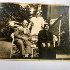 Fotografie veche cu un barbat si doua femei (familie?), 9x13.5cm, august 1933