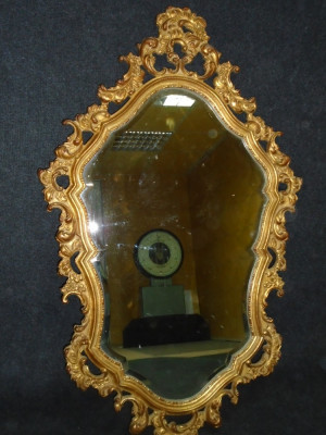 Eleganta oglinda antica cu rama din lemn masiv sculptata manual foto