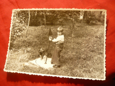 Fotografie- Copil cu catel si sageata -pe un capac de canal , 13x9 cm foto