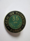 Insigna Liceul Ion Maiorescu-Giurgiu 35 ani 1954-1989,diametrul=30 mm, Romania de la 1950