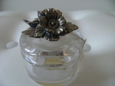 Rara bomboniera cristal Puthod si flori alama argintate,veche,de colectie/decor. foto