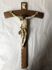 Cruce din lemn,cu Isus ,rastignit foto