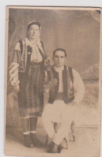 FOTOGRAFIE FAMILIE IN COSTUM NATIONAL/1950