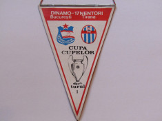 Fanion fotbal DINAMO BUCURESTI - 17 NENTORI TIRANA (Cupa Cupelor 01.10.1986) foto