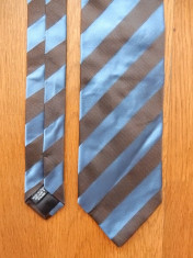 Cravata Hugo Boss; 100% matase; 145 cm lungime totala; impecabila, ca noua foto