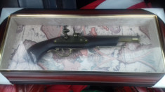 Panoplie arma clasice cu un singur pistol tablou pe fundal cu harta foto