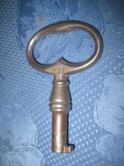 Cheie model inimioara veche metal. Lungime 8 cm, maner 5.2 cm.