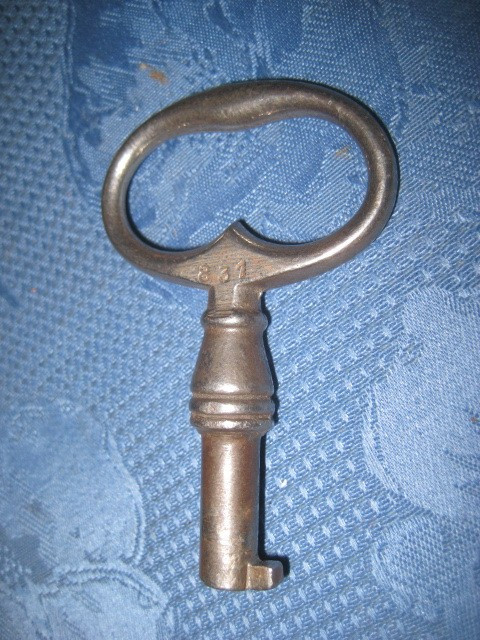 Cheie model inimioara veche metal. Lungime 8 cm, maner 5.2 cm.