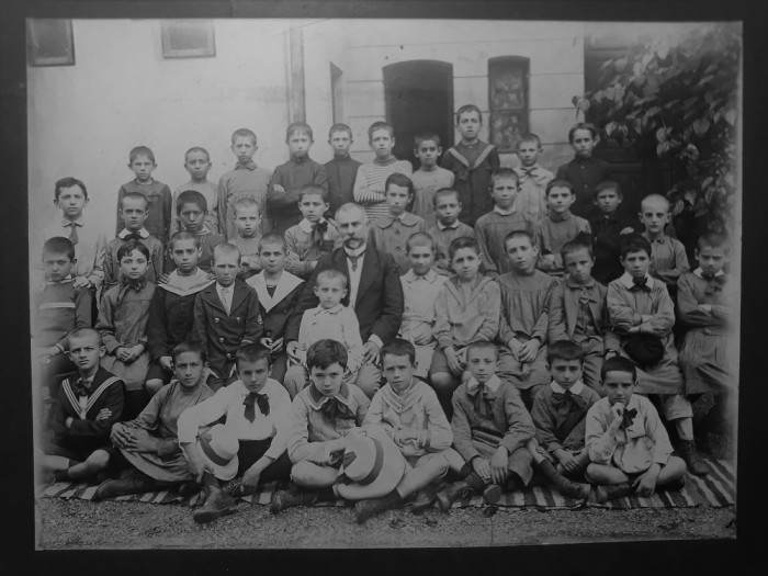 FOTOGRAFIE VECHE -FORMAT MARE -GRUP DE COPII SCOLARI CU DASCALUL LOR - ANII 1900 foto mare FOTOGRAFIE VECHE -FORMAT MARE -GRUP DE COPII SCOLARI CU DASCALUL LOR - ANII 1900 foto mare