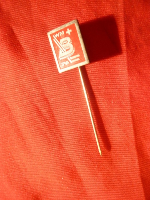 Insigna Campionatele Mondiale Hokey gr.B Elvetia , metal si email , h= 1,5 cm