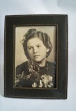 Cumpara ieftin Rama piele + 2 fotografii vechi portret femeie, barbat, 16,5x12,5 cm