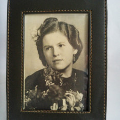 Rama piele + 2 fotografii vechi portret femeie, barbat, 16,5x12,5 cm