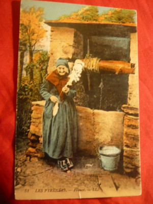 Ilustrata Folclor - Batrana cu Fusul in Pyrenees Franta ,inc.sec.XX foto