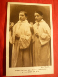 Ilustrata -2 Tineri cantareti in Corul Bisericii cu cruce de lemn la gat ,semnat, Necirculata, Printata