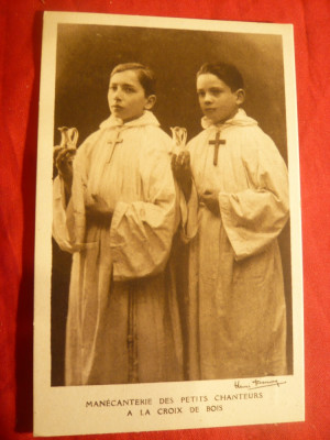 Ilustrata -2 Tineri cantareti in Corul Bisericii cu cruce de lemn la gat ,semnat foto