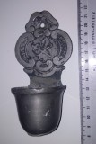 Cumpara ieftin SUPORT VECHI METAL RELIGIOS ( CRED PLUMB ..) PENTRU CANDELA / AGHIAZMA