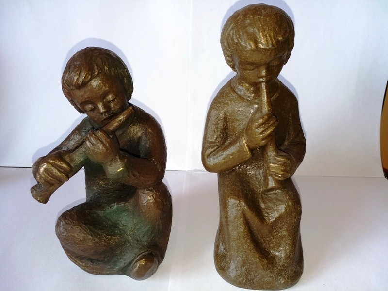 COPII CANTAND, 2 OBIECTE DECORATIVE DIN RASINA. | arhiva Okazii.ro