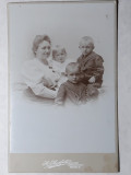 FOTOGRAFIE VECHE DE CABINET - MAMA CU 3 COPII - MODA EPOCII - INCEPUT DE 1900