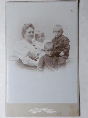 FOTOGRAFIE VECHE DE CABINET - MAMA CU 3 COPII - MODA EPOCII - INCEPUT DE 1900 foto