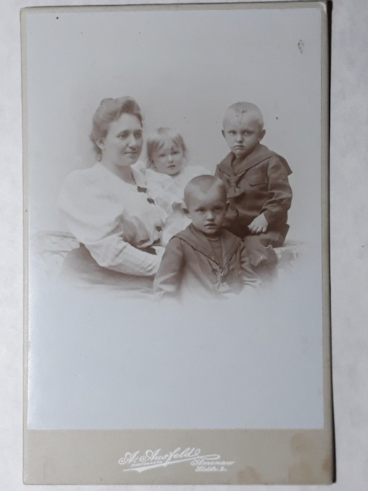FOTOGRAFIE VECHE DE CABINET - MAMA CU 3 COPII - MODA EPOCII - INCEPUT DE 1900