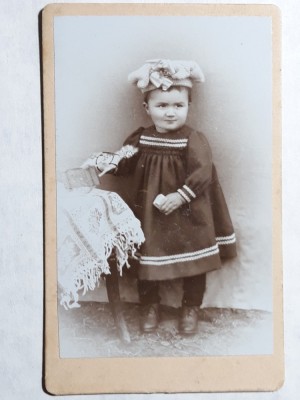 FOTOGRAFIE VECHE - COPIL MIC - FETITA CU ROCHITA - MODA EPOCII - INCEPUT DE 1900 foto