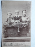 FOTOGRAFIE VECHE DE CABINET - MAMA CU 2 COPII - MODA EPOCII - INCEPUT DE 1900