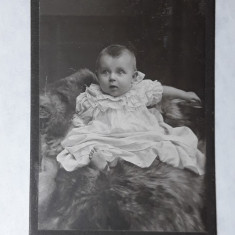 FOTOGRAFIE VECHE - COPIL MIC - BEBE - FETITA CU ROCHITA - MODA INCEPUT DE 1900