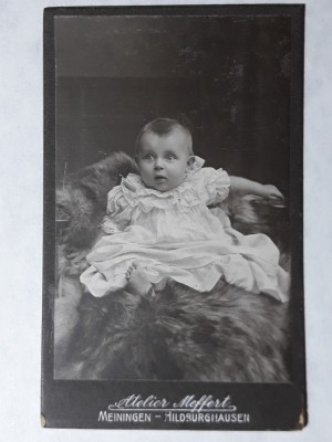 FOTOGRAFIE VECHE - COPIL MIC - BEBE - FETITA CU ROCHITA - MODA INCEPUT DE 1900 foto