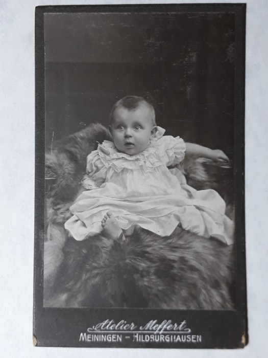 FOTOGRAFIE VECHE - COPIL MIC - BEBE - FETITA CU ROCHITA - MODA INCEPUT DE 1900