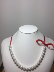 Colier simplu cu perle alb sidefiu de sticla si panglica rosie foto