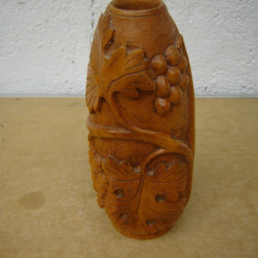 Superba vaza din lemn sculptata