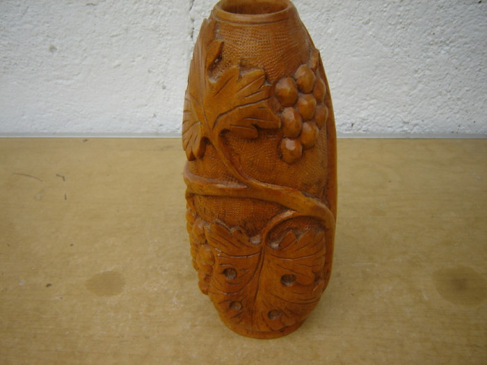 Superba vaza din lemn sculptata