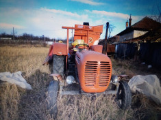 Tractor si utilaje agricole. Tractor, culegator de porumb, remorca. foto