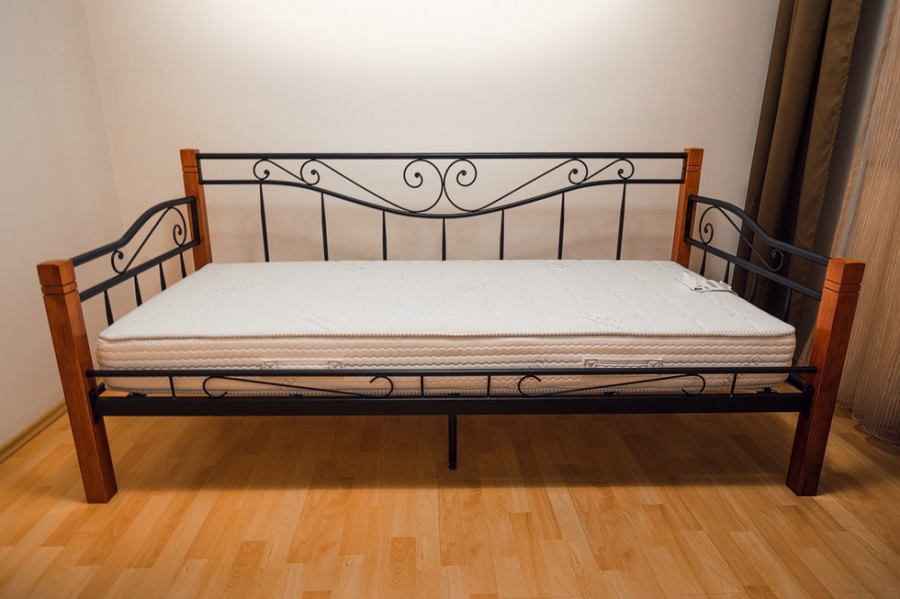 Pat/divan Kenia din metal cu lemn 200x90cm | arhiva Okazii.ro