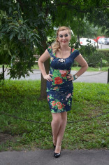 Rochie casual, rafinata, fond bleumarin, cu trandafiri rosu-verde-roz (Culoare: BLEUMARIN-ROSU, Marime: 36) foto