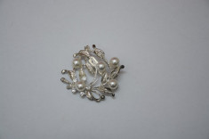 Brosa deosebita, nuanta de gri si argintiu, perle rafinate atasate (Culoare: ARGINTIU) foto