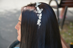 Agrafa eleganta tip coronita cu model floral cu cristale, pe argintiu (Culoare: ARGINTIU) foto