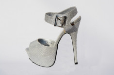 Sandale cu toc inalt, lucioase, cu platforma, culoare argintii (Culoare: ARGINTIU, Marime: 38) foto