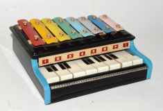 Pian vechi cu xilofon ! de jucarie, Made in China, anii &amp;#039;70 foto