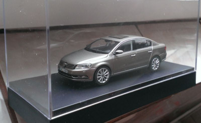 Macheta Volkswagen VW Passat B7 gri/cenusiu - Schuco 1/43 foto