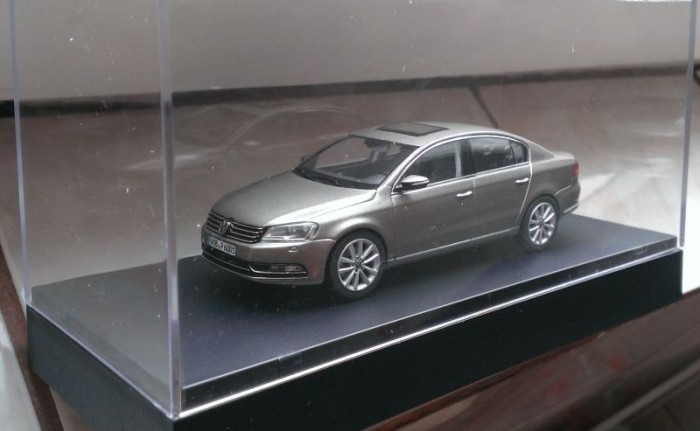 Macheta Volkswagen VW Passat B7 gri/cenusiu - Schuco 1/43