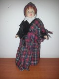 Papusa de portelan scotiana de colectie haine traditionale Scotia cap, maini, piciore de portelan 21 cm