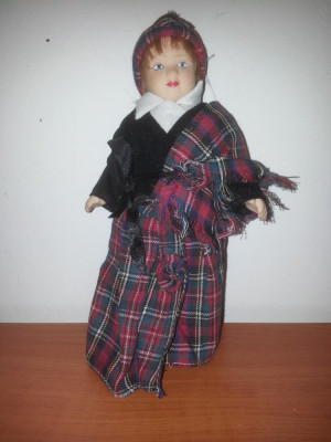 Papusa de portelan scotiana de colectie haine traditionale Scotia cap, maini, piciore de portelan 21 cm foto