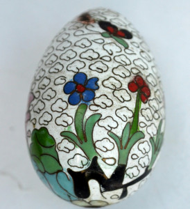 Ou vechi decorat cu flori, realizat prin tehnica cloisonne | Okazii.ro