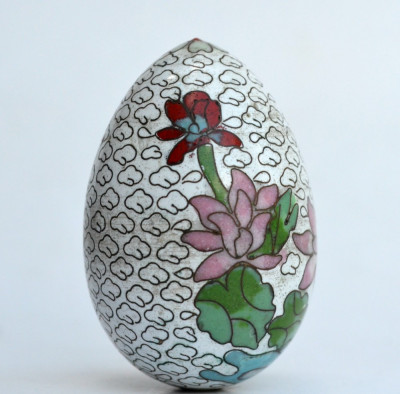 Ou vechi decorat cu flori, realizat prin tehnica cloisonne foto